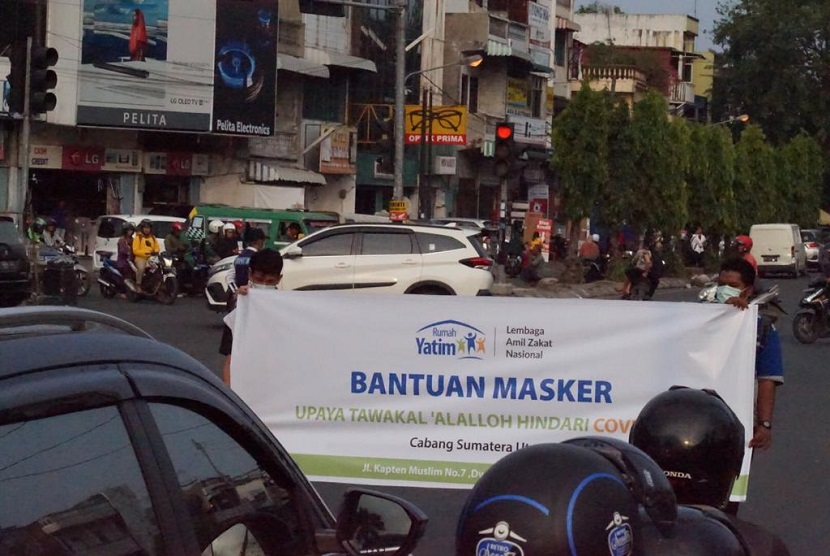 Rumah Yatim Cabang Sumatera Utara memilih membagikan bantuan 600 masker secara gratis bagi masyarakat di persimpangan Jalan Gatot Subroto – Kapten Muslim, Kota Medan, Rabu (4/3).