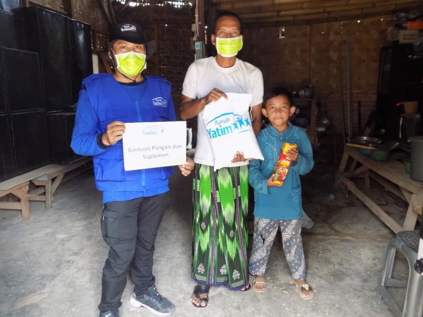Rumah Yatim Cabar Lampung menyalurkan bantuan kebutuhan pokok kepada keluarga prasejahtera yang terdampak Covid-19 di Kelurahan Keteguhan, Kecamatan Teluk Betung Timur, Bandar Lampung, Sabtu (26/4). Bantuan ini merupakan salah satu realisasi Rumah Yatim dalam menangani dampak Covid-19 di tengah masyarakat.