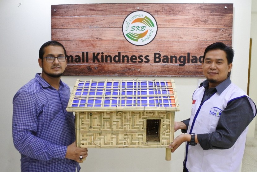 Rumah Yatim dan Small Kidness menggulirkan program bantuan untuk anak yatim Rohingya di pengungsian Cox's Bazar, Bangladesh, belum lama ini.