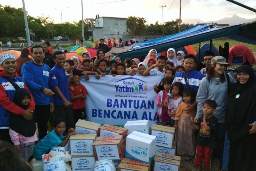 Rumah Yatim menyalurkan bantuan untuk korban gempa di Nusa Tenggara Barat (NTB), Selasa (7/8).