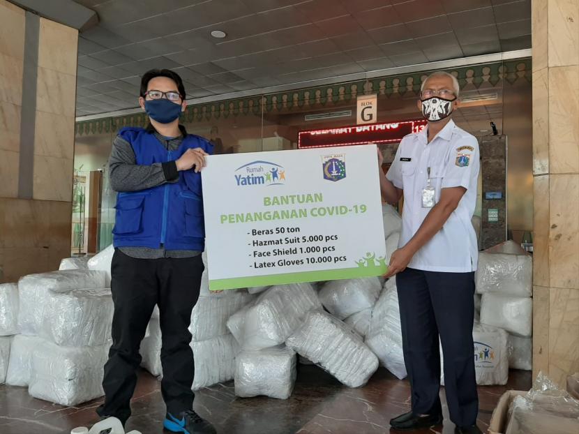 Rumah Yatim siap hantarkan 10.000 hazmat suit untuk kepada Pemerintah Provinsi DKI Jakarta, Rabu (13/5). 
