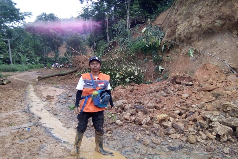 tim relawan Rumah Zakat berjalan 15 km untuk mencapai Kampung Cigobang