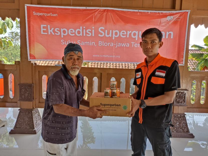 Rumah Zakat Aceh menyalurkan 250 paket Superqurban untuk warga di Dayah Raudhatul Jannah Gampong Teuladan Kecamatan Lembah Seulawah Kabupaten Aceh Besar yang di kemas dalam program Ekspedisi Superqurban 2022.