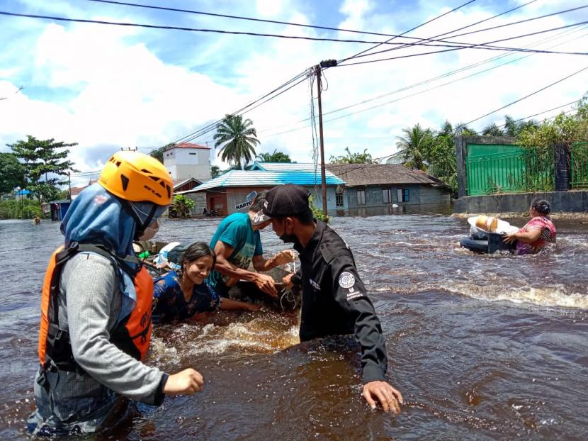 Rumah Zakat Action Banjarmasin memberangkatkan tujuh orang untuk menyalurkan bantuan bencana banjir berupa 200 kaleng Superqurban di Wilayah Katingan, Kalimantan Tengah.