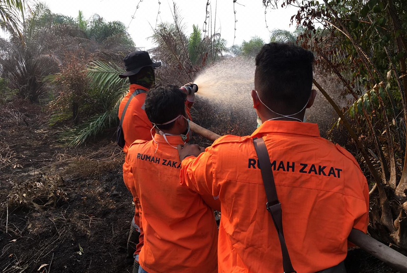 Rumah Zakat Action bantu pemadaman kebakaran hutan dan lahan.