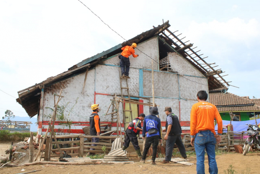 Rumah Zakat Action bantu perbaiki rumah warga yang rusak akibat angin kencang di Kabupaten Bandung.