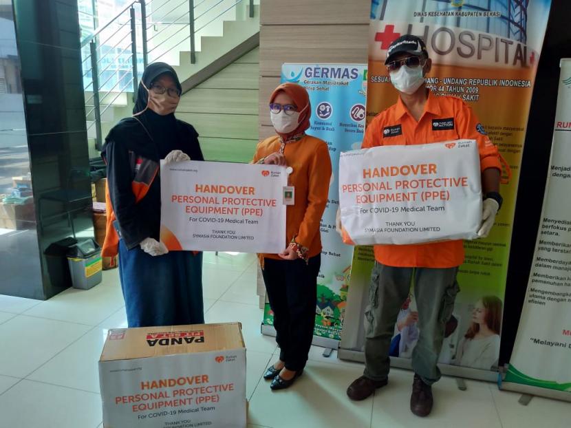 Rumah Zakat Action Bekasi bekerja sama dengan Symasia Foundation Limited kembali mendistribusikan 10 paket Alat Pelindung Diri (APD) ke Rumah Sakit Cibitung Medika.