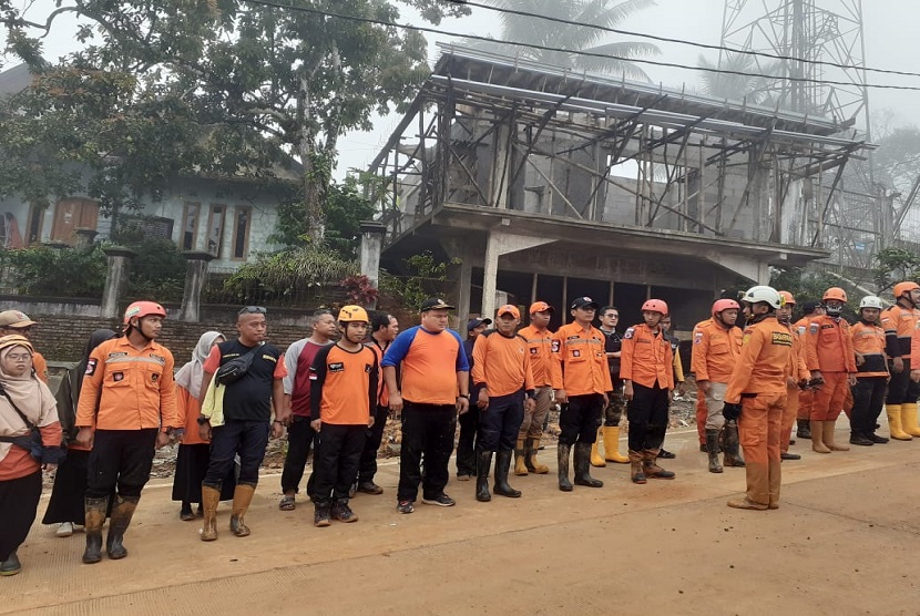  Rumah Zakat Action bekerja sama dengan BASARNAS dan BPBD Provinsi Banten berupaya mencari korban bencana Longsor yang terjadi di Kampung Ciusul, Desa Citorek Kidul, Kecamatan Cibeber, Kabupaten Lebak, Banten pada hari Ahad (8/12).