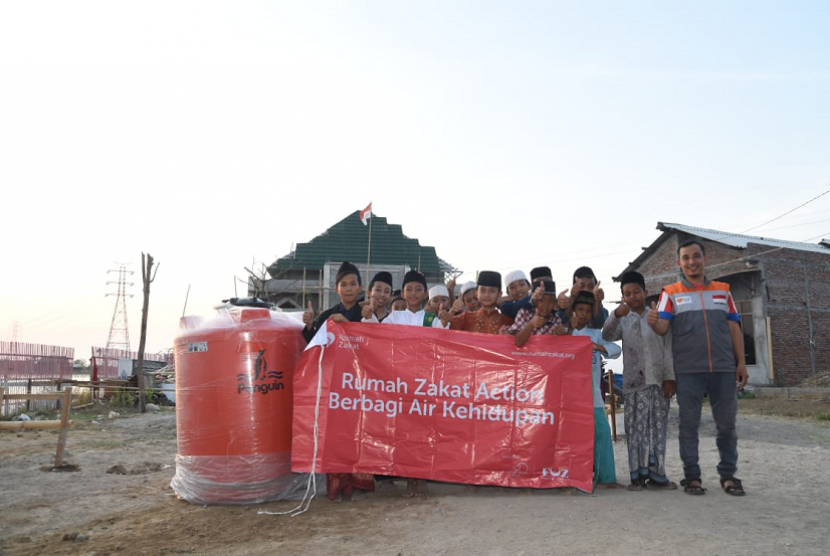 Rumah Zakat Action Berbagi Air Kehidupan, salurkan air bersih ke Pondok Pesantren Darun Najach.