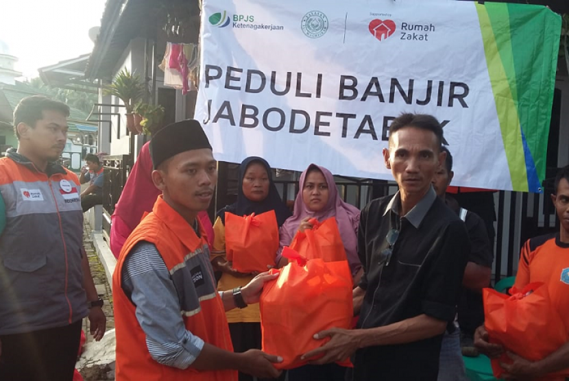     Rumah Zakat Action bersama BPJSTK memberi bantuan untuk korban banjir bandang Lebak.