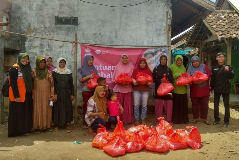 Rumah Zakat Action bersama komunitas Bukalapak Banten mendistribusikan bantuan sembako di Kampung Cibungur Masjid RT 5/2, Desa Cibungur Kecamatan Sukaresmi  kabupaten Pandeglang.