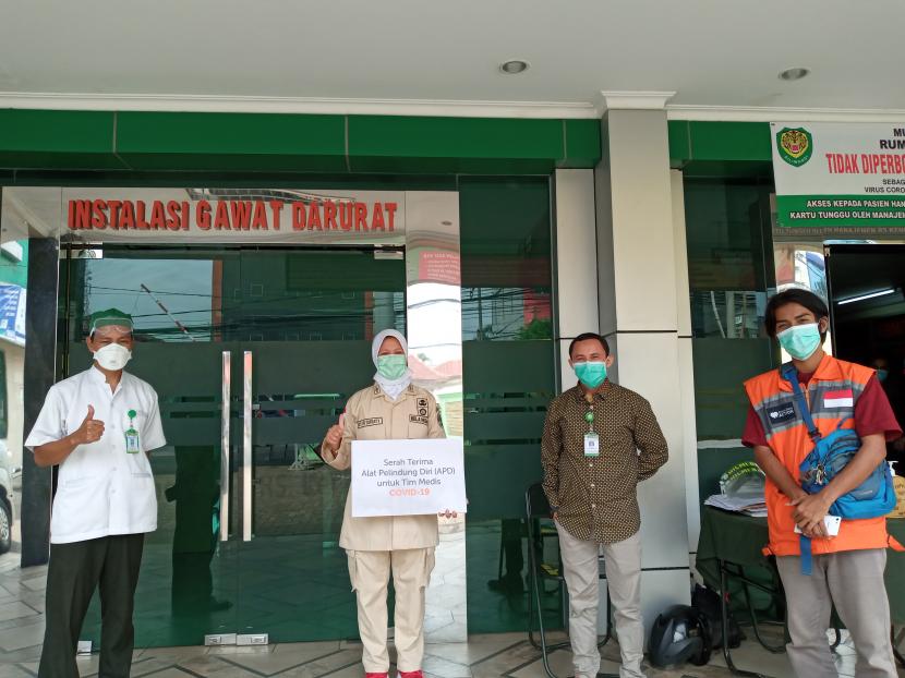  Rumah Zakat Action bersama Relawan Nusantara kembali menyalurkan Alat perlindungan Diri (APD) untuk para tenaga medis covid-19 di Rumah sakit Kencana Jalan Ahmat Yani No 21-23 Cipere, Kota Serang, Banten.Wabah Covid-19 saat ini masih meresahkan masyarakat dunia bahkan Indonesia. 