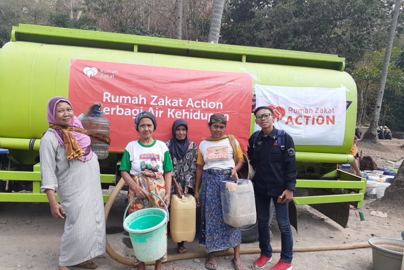 Rumah Zakat Action bersama Relawan Rumah Zakat menyalurkan air bersih di Gerem Cupas Wetan RT/RW 001/007, Kelurahan Gerem, Kecamatan Gerogol, Kota Cilegon, Banten. 