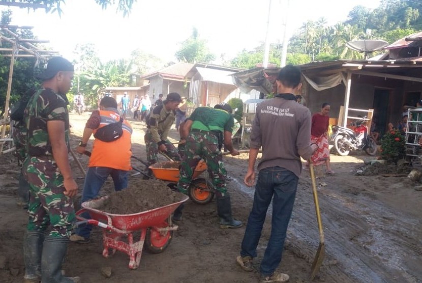 Rumah Zakat Action, BPBD, SAR MTA, RENGER, melakukan kerja bakti pascaputing beliung melanda Magetan.