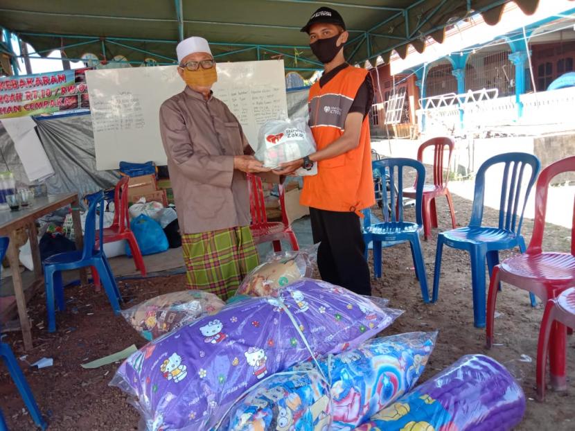 Rumah Zakat Action Cabang Kalimantan Selatan menerjunkan 5 orang relawan ke lokasi kebakaran untuk menyalurkan sebanyak 42 Superqurban, 14 paket sembako, 14 paket perlengkapan tidur, dan 14 paket perlengkapan makan.