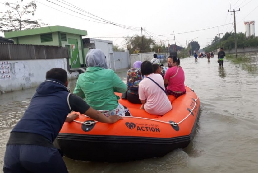 Rumah Zakat Action dan OVO terlibat dalam evakuasi penduduk Desa Tegalluar Kec. Bojongsoang, Kab. Bandung yang terdampak luapan sungai Citarum akibat intensitas hujan tinggi. 