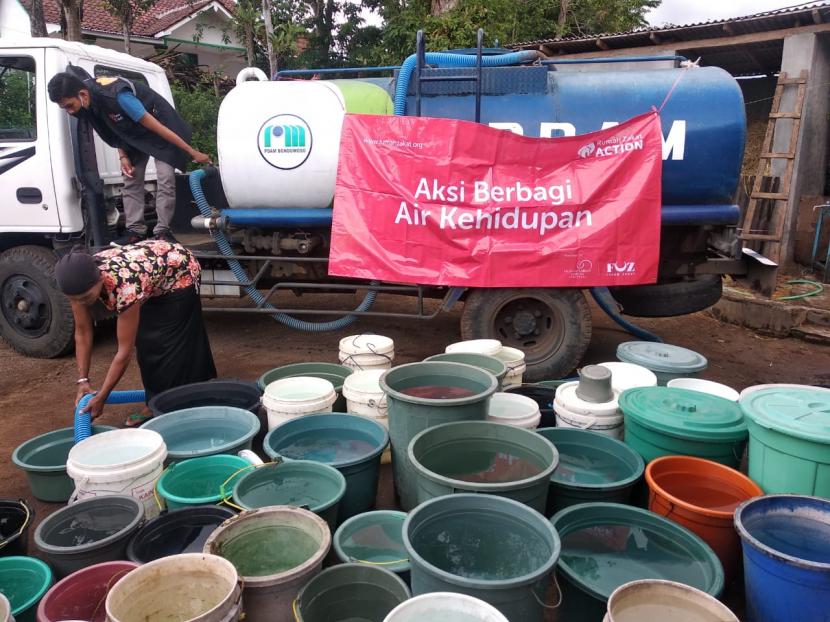  Rumah Zakat Action kembali melakukan aksi berbagi air bersih tahap dua dimana kali ini bantuan disalurkan di Desa Purnama, Kecamatan Tegalampel, Kabupaten Bondowoso, Senin (02/11).