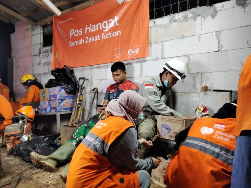 Rumah Zakat Action masih membuka layanan pos hangat di hari ke-10 evakuasi bencana tanah longsor yang berada di Desa Cihanjuang, Kecamatan Cimanggung, Kabupaten Sumedang pada senin (18/1).
