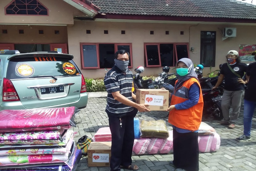 Rumah Zakat Action melakukan aksi penyaluran kebutuhan logistik bagi pengungsi erupsi Merapi pada Jum’at (20/11). Bantuan tersebut diterima langsung oleh Ambar selaku penanggung jawab logistik yang berada di posko penggungsian Mertoyudan, kecamatan Mertoyudan, Kabupaten Magelang.