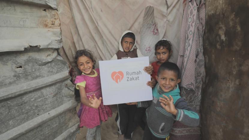 Rumah Zakat Action melakukan aksi penyaluran pangan untuk Palestina.