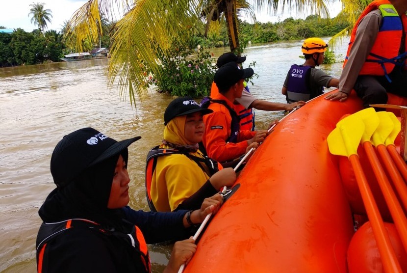 Rumah Zakat Action melakukan proses evakuasi terhadap korban banjir di Samarinda pada Senin, (9/6).