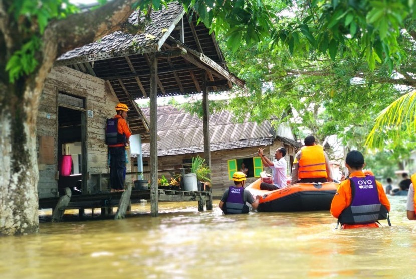 Rumah Zakat Action melakukan proses evakuasi terhadap korban banjir di Samarinda pada Senin, (9/6).