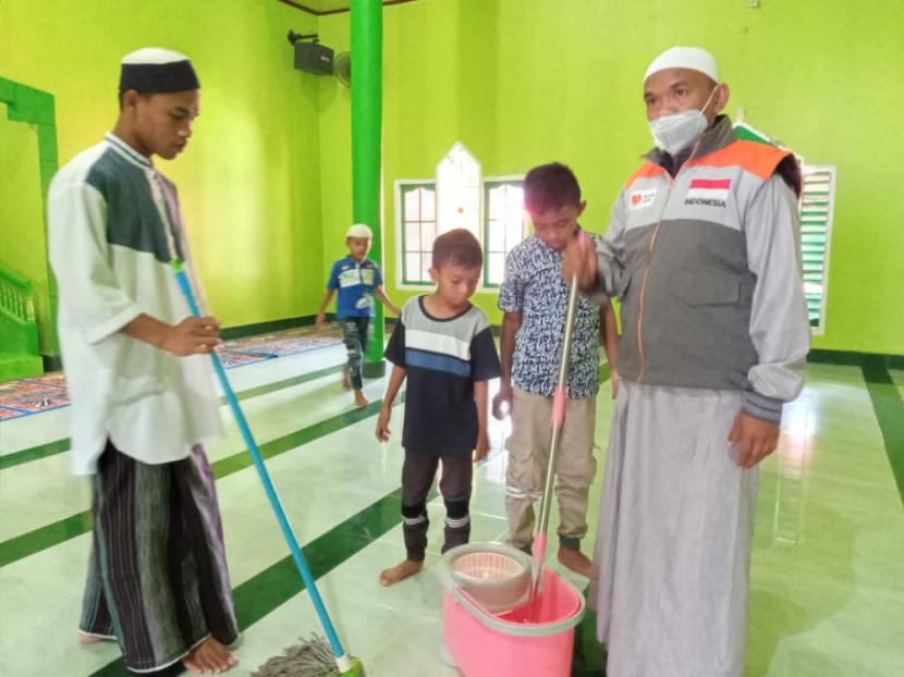 Rumah Zakat Action melalui Fasilitator di Desa Berdaya menyalurkan bantuan alat kebersihan sekaligus melakukan aksi bersih-bersih masjid pasca banjir di Desa Tudi, Kecamatan Monano, Kabupaten Gorontalo Utara.