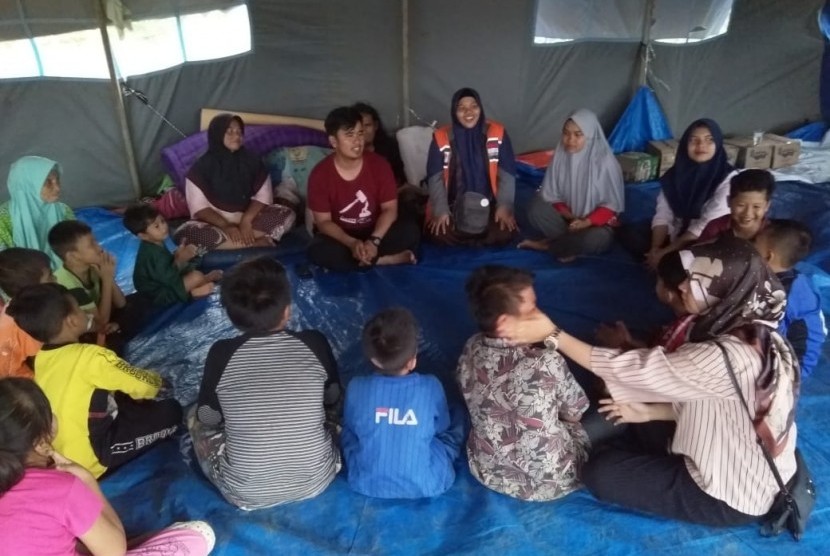 Rumah Zakat Action membacalan dongeng untuk para pengungsi di Solok.