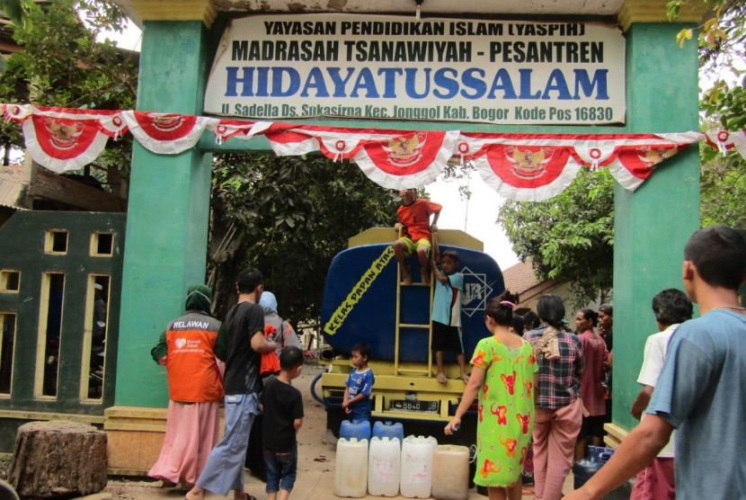 Rumah Zakat Action membantu kekeringan di Cibarusah dan Jonggol.