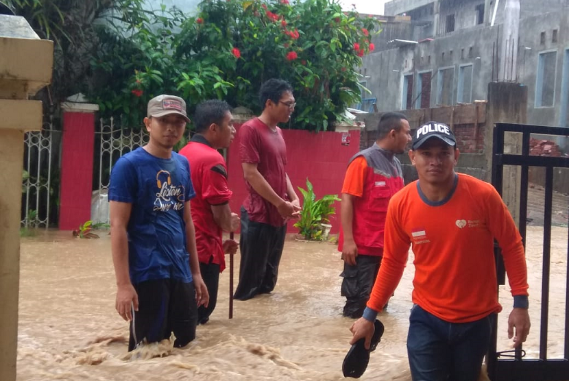 Rumah Zakat Action membantu warga terdampak banjir di Manado.