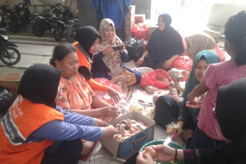 Rumah Zakat Action mendirikan dapur umum bagi korban banjir di Sulawesi Selatan pada Selasa (22/1). 