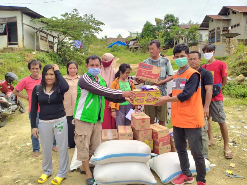 Rumah Zakat Action menerjunkan 3 orang relawan untuk menyalurkan paket sembako kepada pengungsi yang berada di Posko Bau Batu, Desa Bambu, Kecamatan Mamuju, Kabupaten Mamuju.