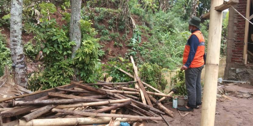 Rumah Zakat Action menerjunkan empat relawan untuk melakukan assesment bencana longsor di Kampung Cibulakan, Desa Mekarsari, Kabupaten Bandung pada Rabu (20/10).