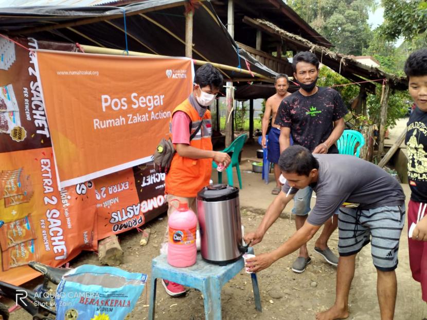 Rumah Zakat Action menurunkan tiga orang relawan ke pengungsian masyarakat terdampak bencana gempa yang berada di posko Lembandanga, Kelurahan Binanga RT 2, Kecamatan Mamuju, Kabupaten Mamuju.