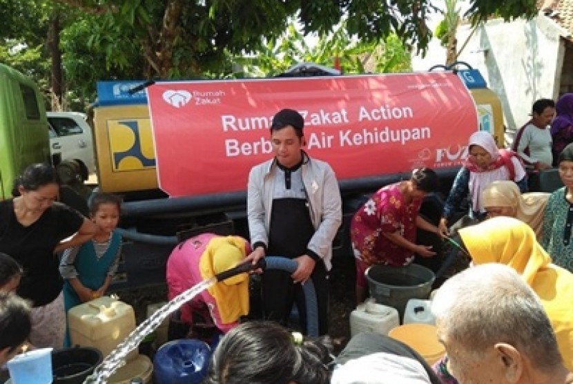 Rumah Zakat Action menyalurkan air bersih kepada warga Dusun Ciduging, Desa Tarunajaya, Kecamatan Darmaraja, Kab.Sumedang.