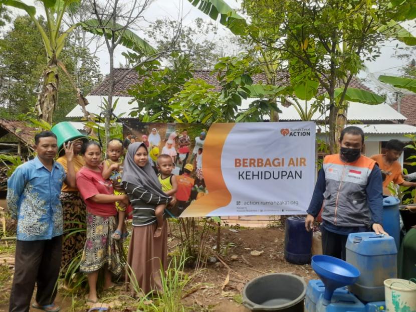 Rumah Zakat Action menyalurkan bantuan air di Desa Jenggrong, Kecamatan Ranuyoso Kabupaten Lumajang, Sabtu (11/9). 