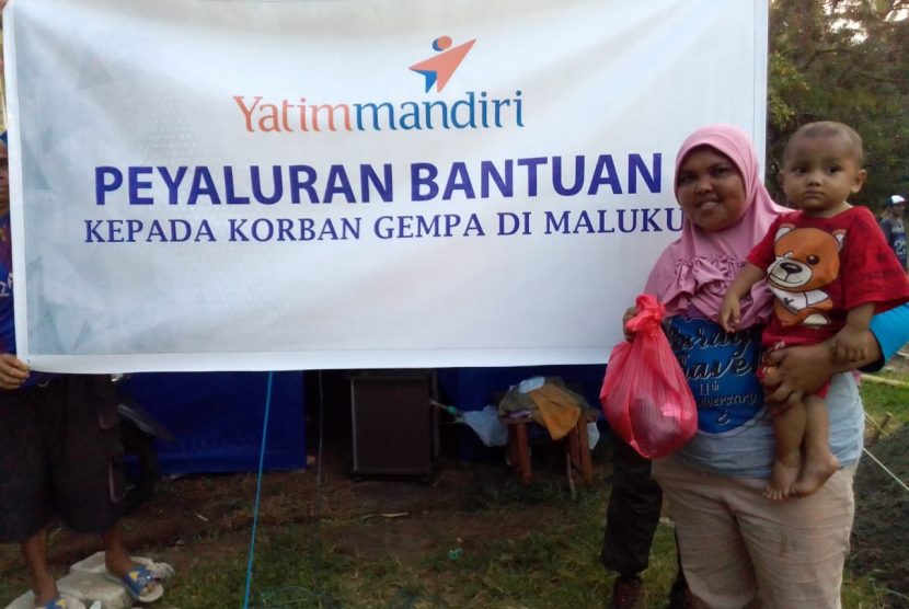  Rumah Zakat Action menyalurkan bantuan logistik ke salah satu titik pengungsian Dusun Hurun Rt 01/02, Rw 01, Kecamatan Tulehu, Kabupaten Maluku Tengah. 
