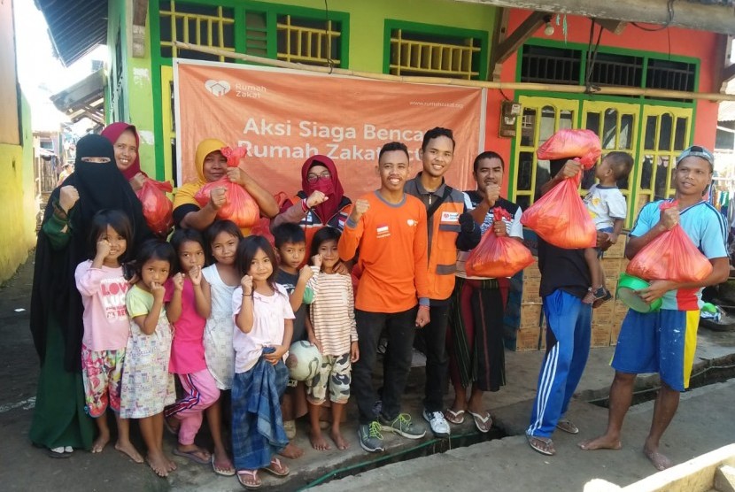 Rumah Zakat Action menyalurkan bantuan paket sembako kepada warga terdampak banjir di Kabupaten Dompu, Nusa Tenggara Barat. 