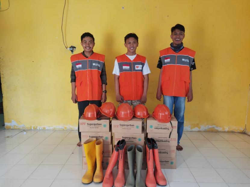 Rumah Zakat Action Palu menurunkan tiga relawan dan menyalurkan sebanyak 560 paket Superqurban untuk bantu korban bencana banjir bandang di Kabupaten Luwu utara. Untuk mencapai lokasi, relawan harus menempuh perjalanan selama 14 jam dan jarak 568 kilometer, Kamis (16/7).