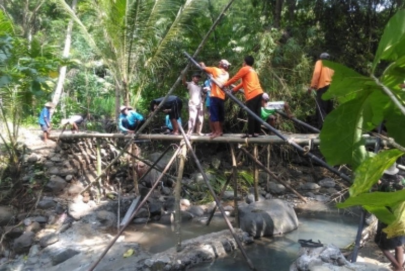 Rumah Zakat Action, relawan dan masyarakat yang melakukan  penanganan pascabanjir di Kecamatan Imogiri, Kabupaten Bantul, DIY, Sabtu  (23/3).