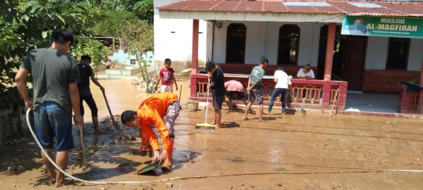 Rumah Zakat Action Respons menerjunkan sejumlah relawan untuk menyalurkan bantuan kepada korban banjir di Desa Isimu Raya, Kecamatan Tibawa, Kabupaten Gorontalo, Jumat (5/11). 