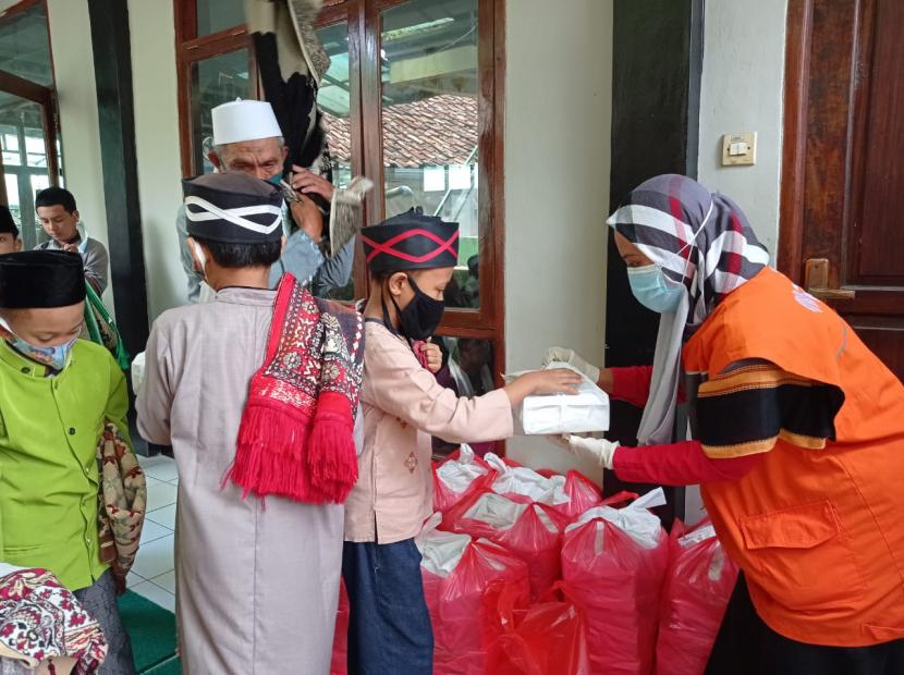 Rumah Zakat Action Sukabumi berkesempatan untuk menyalurkan dana fidyah donatur dalam bentuk nasi kotak sebanyak 555 boks di wilayah Sukabumi, Jumat (18/12). 