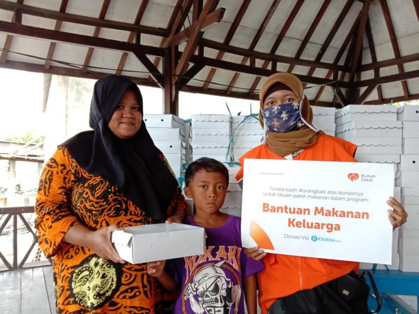 Rumah Zakat Action Surabaya bersama Kitabisa.com menyalurkan paket Berbagi Makanan Keluarga (BMK) sebanyak 225 paket di Dusun Kepitingan, Desa Sawohan, Kecamatan Buduran Kota Sidoarjo, Ahad (28/6). 