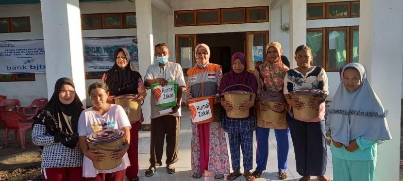 Rumah Zakat Action turut hadir di kabupaten Alor tepatnya di desa Labuhanbajo Kecamatan Pantar, Kabupaten Alor, untuk memberikan bantuan bagi masyarakat terdampak banjir ROB akibat Siklon Tropis Seroja.