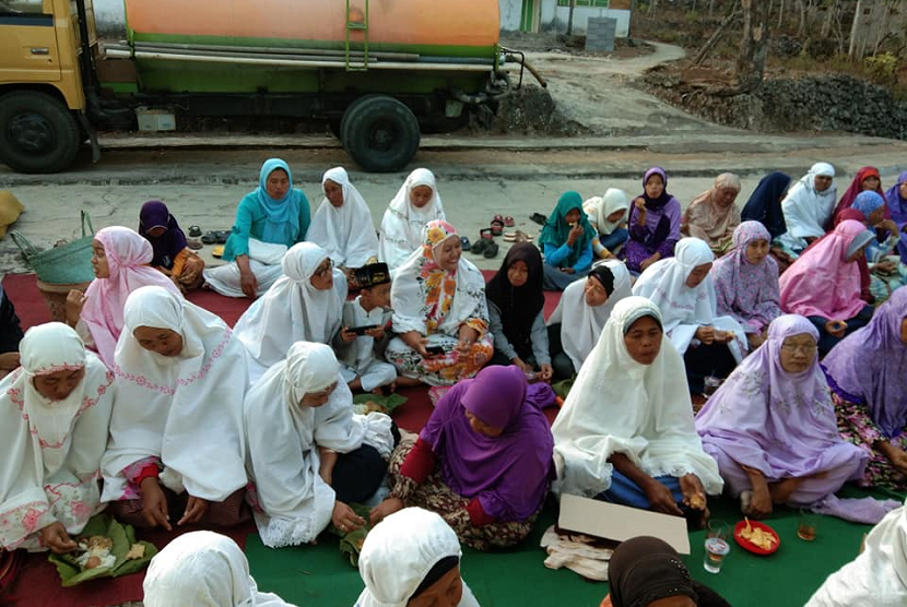 Rumah Zakat bagi-bagi sego wungkus godong jati dan bantuan air bersih saat melaksanakan gerakan Subuh Berjamaah di Gunungkidul.