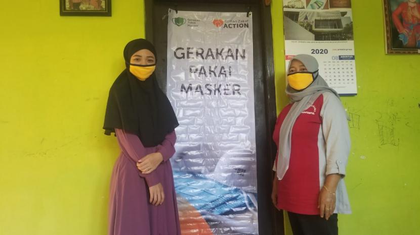 Rumah Zakat bagikan masker untuk peserta posyandu.