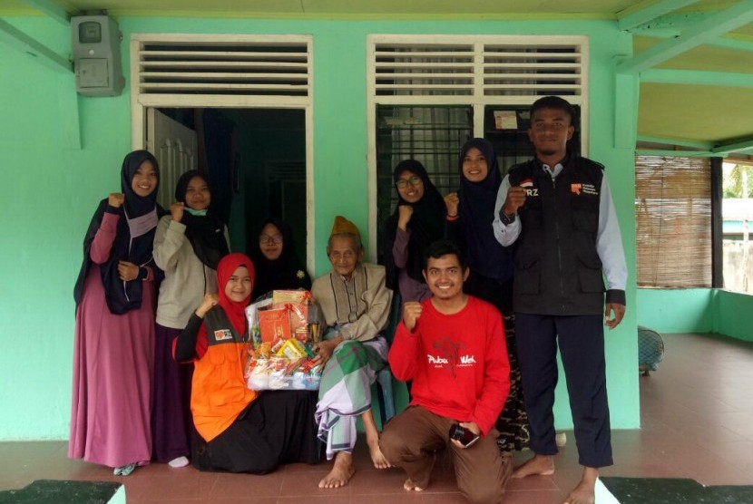 Rumah Zakat Bagikan Parsel untuk Veteran