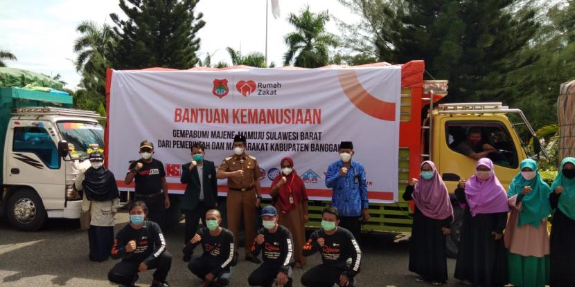 Rumah Zakat Banggai menyalurkan bantuan berupa tiga truk sembako untuk membantu korban gempa di Mamuju dan Majene Sulawesi Barat (Sulbar).