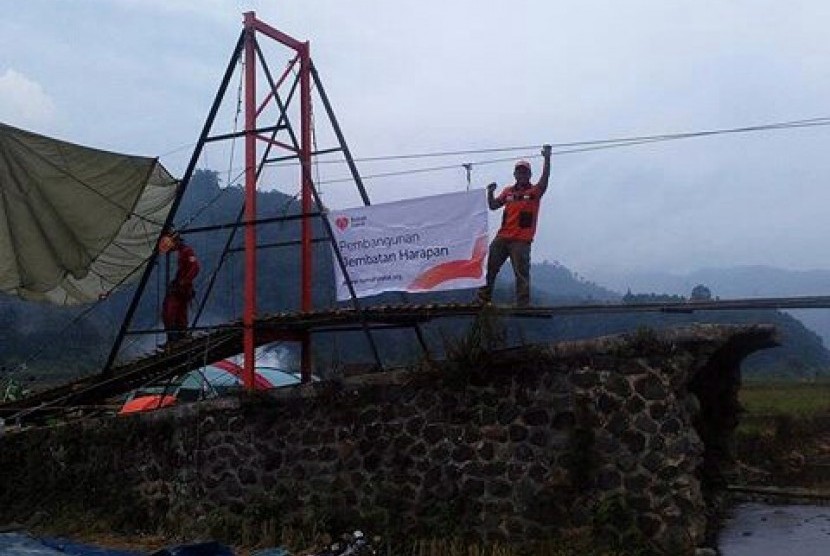 Rumah Zakat Bangun Jembatan di Sumedang