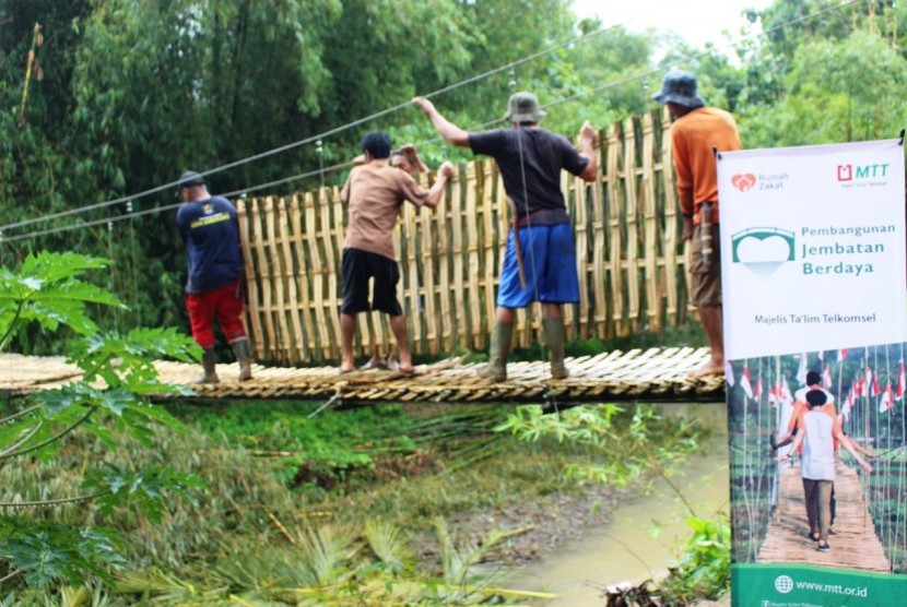 Rumah Zakat Bangun Jembatan Gantung di Cikelet